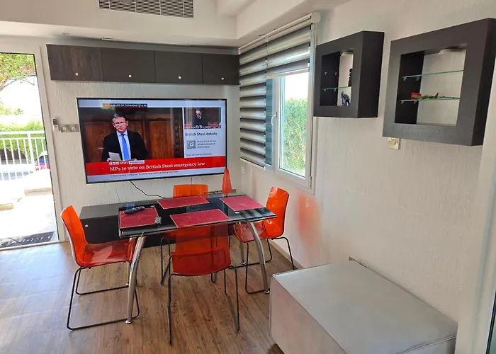 Urban Oasis Next To The 度假居 Paphos